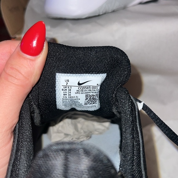 New w/ box, never worn! women’s Nike legend essential 2 - Picture 3 of 4